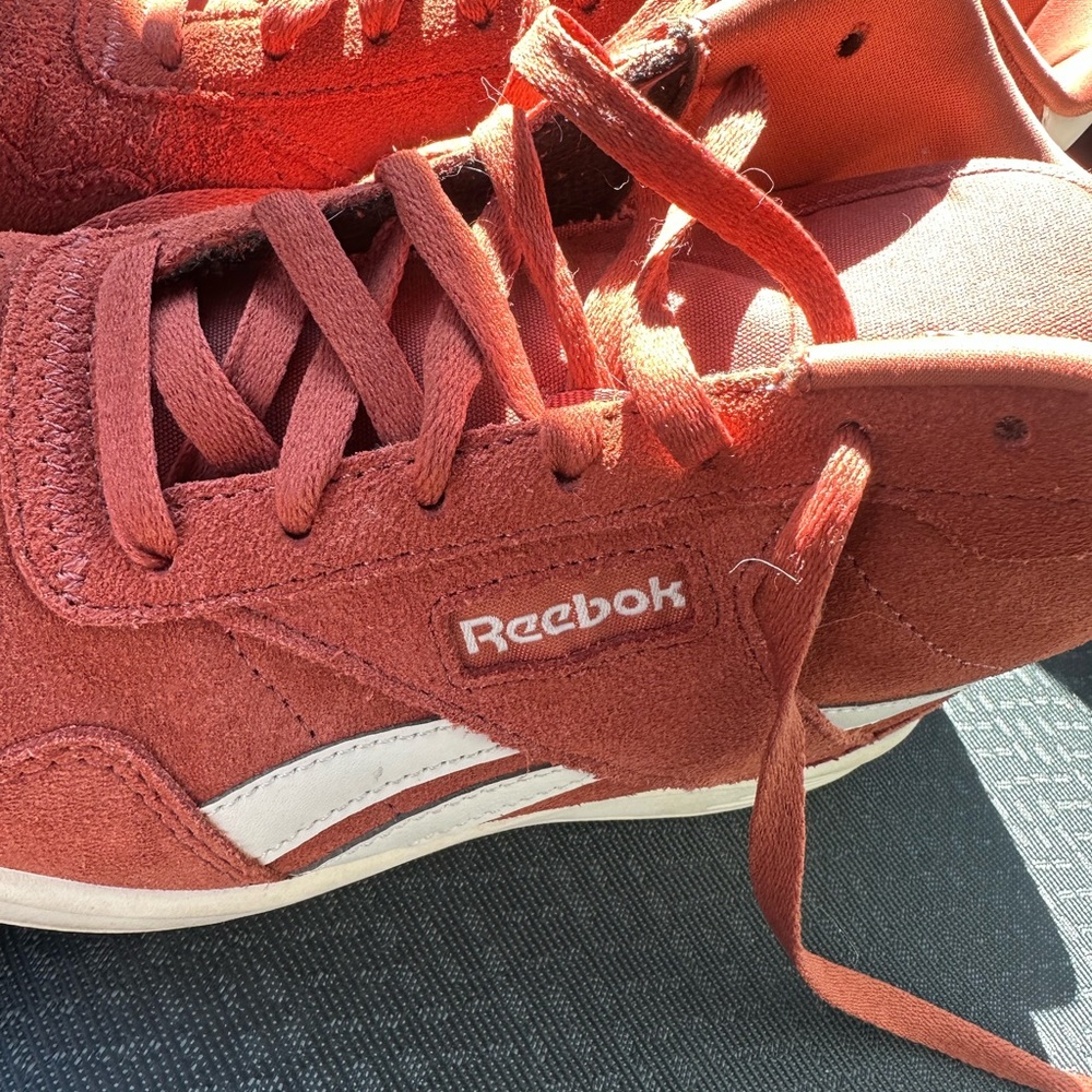 Reebok Classic Suede Sneakers Size 8 - Picture 2 of 6
